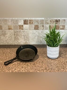 Needs Love and Seasoning - 6” Cast Iron Skillet - Unbranded, Black